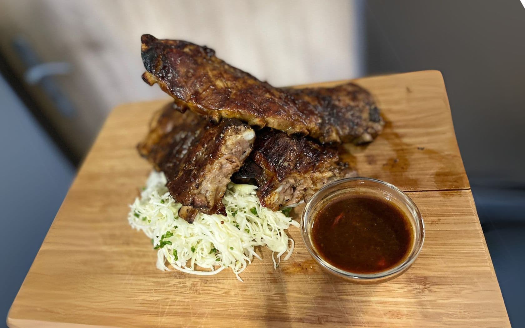 Grilovaná žebírka na prkénku se zelným salátem a domácí BBQ omáčkou